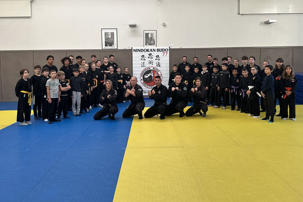 Groupe d'élèves de tous âges du club de ninjutsu Nindokan Budo 77 à Provins