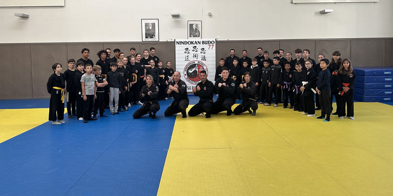 Groupe d'élèves de tous âges du club de ninjutsu Nindokan Budo 77 à Provins
