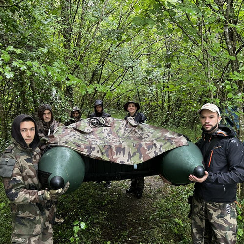 Transport de l'embarcation en équipe