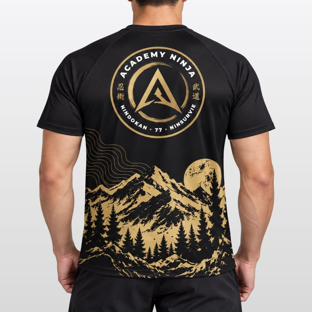 T-shirt technique Academy Ninja noir et or porté, vue de dos