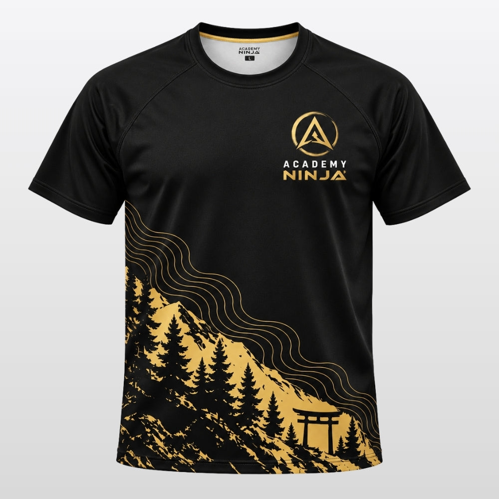 T-shirt technique Academy Ninja noir et or, face avant avec logo et montagne au torii dorée